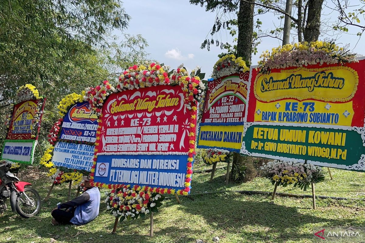 Lokasi pembekalan calon wamen dihiasi karangan bunga HUT ke-73 Prabowo