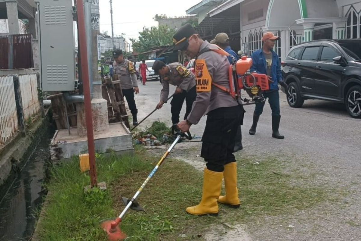 Polisi dan masyarakat Dumai gotong royong jaga kebersihan