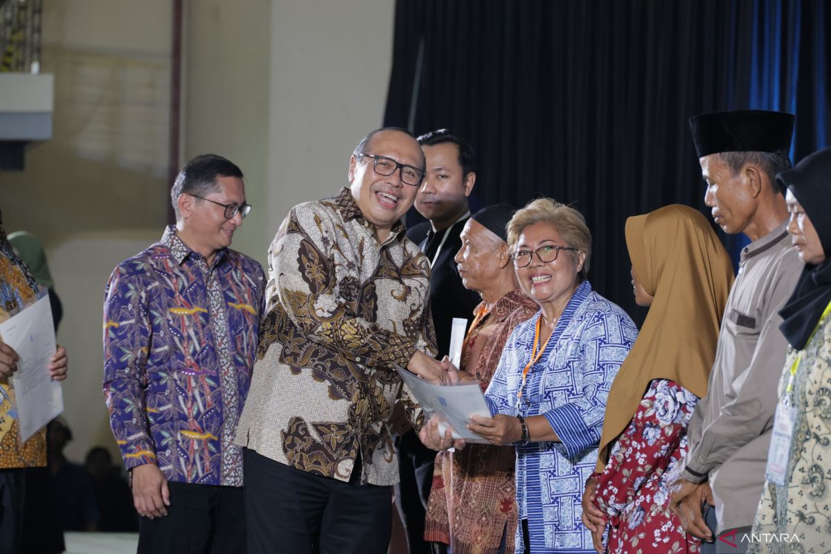 Sekjen Kementerian ATR/BPN serahkan 3.256 sertipikat tanah bagi masyarakat Jawa Barat