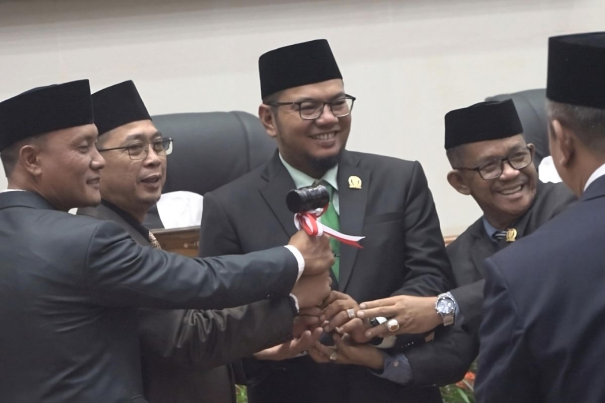 Iwan Taruna resmi dilantik jadi Ketua DPRD