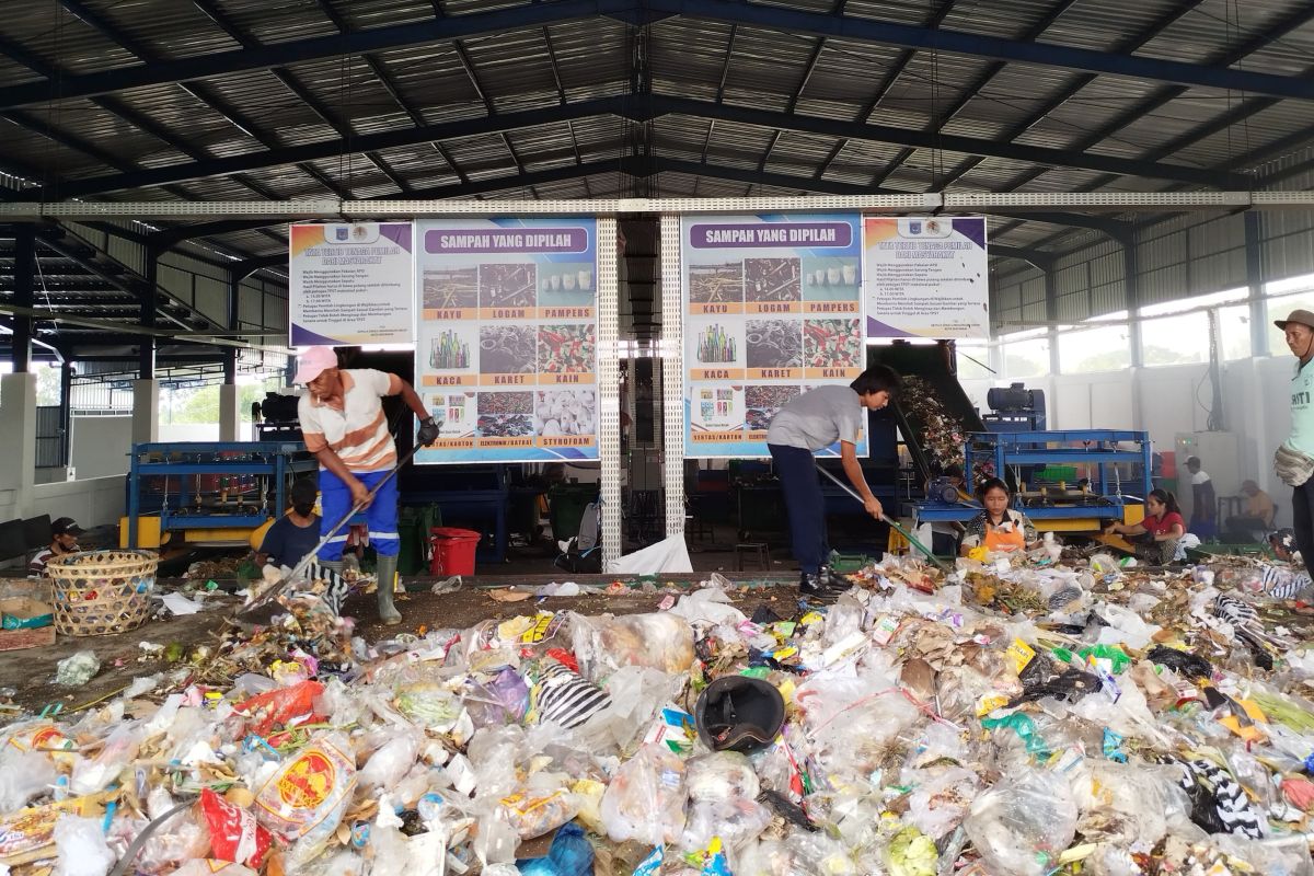 Penjualan batako dari sampah plastik di Mataram dikaji