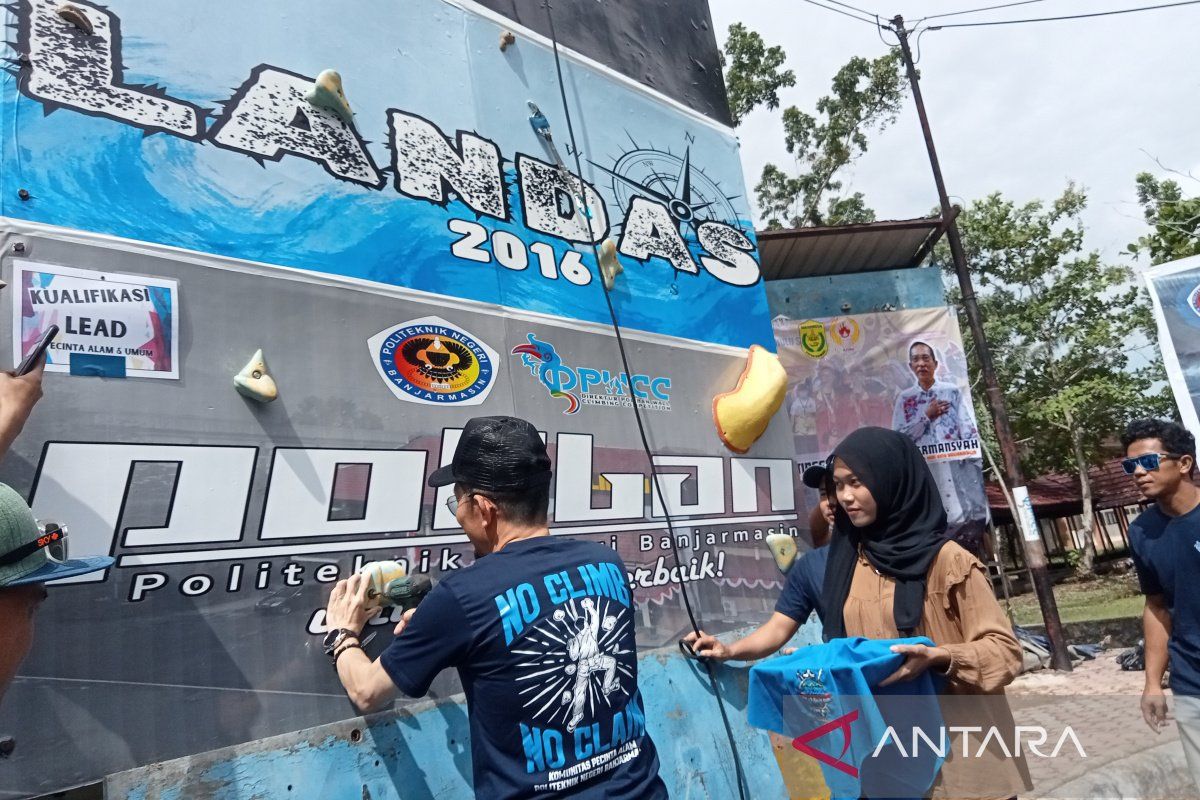 Puluhan atlet dari tiga provinsi ikuti kompetisi panjat tebing Piala Direktur Poliban