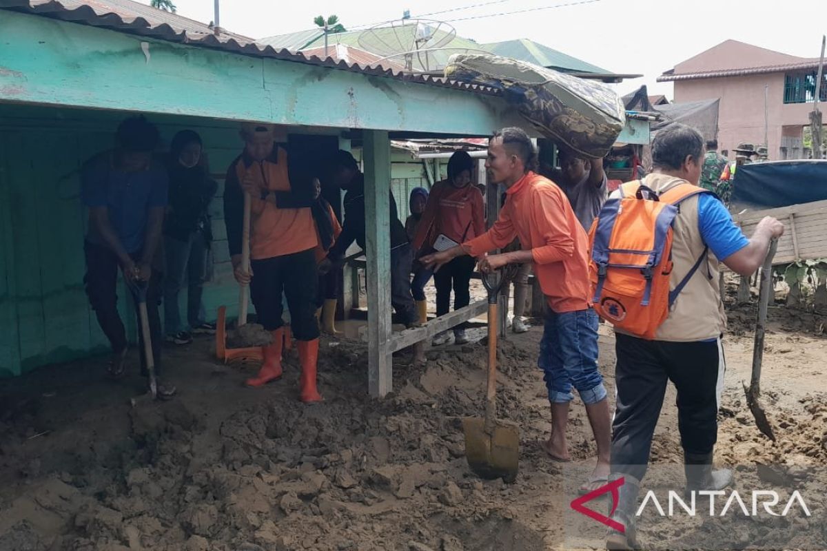 Banjir surut, warga dan lintas unsur di Aceh Tenggara mulai bersih-bersih