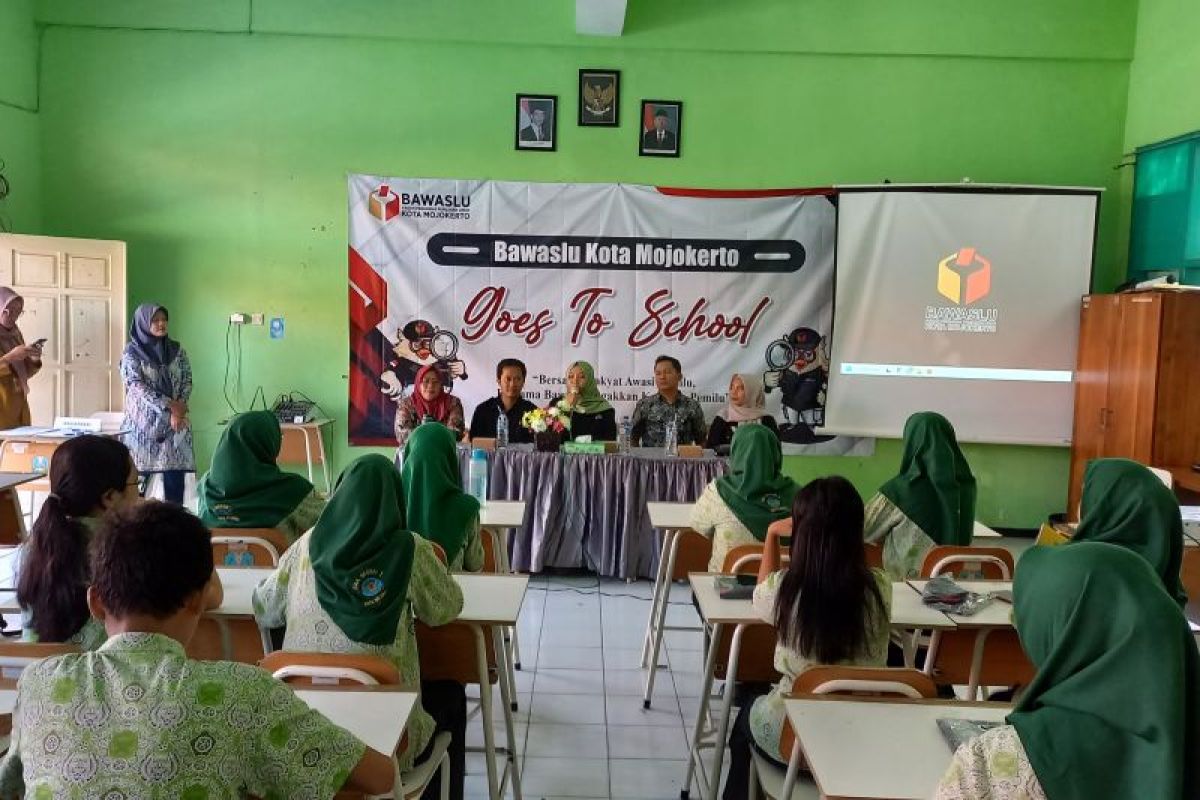 Pj Wali Kota Mojokerto dukung edukasi pengawasan Pilkada di sekolah