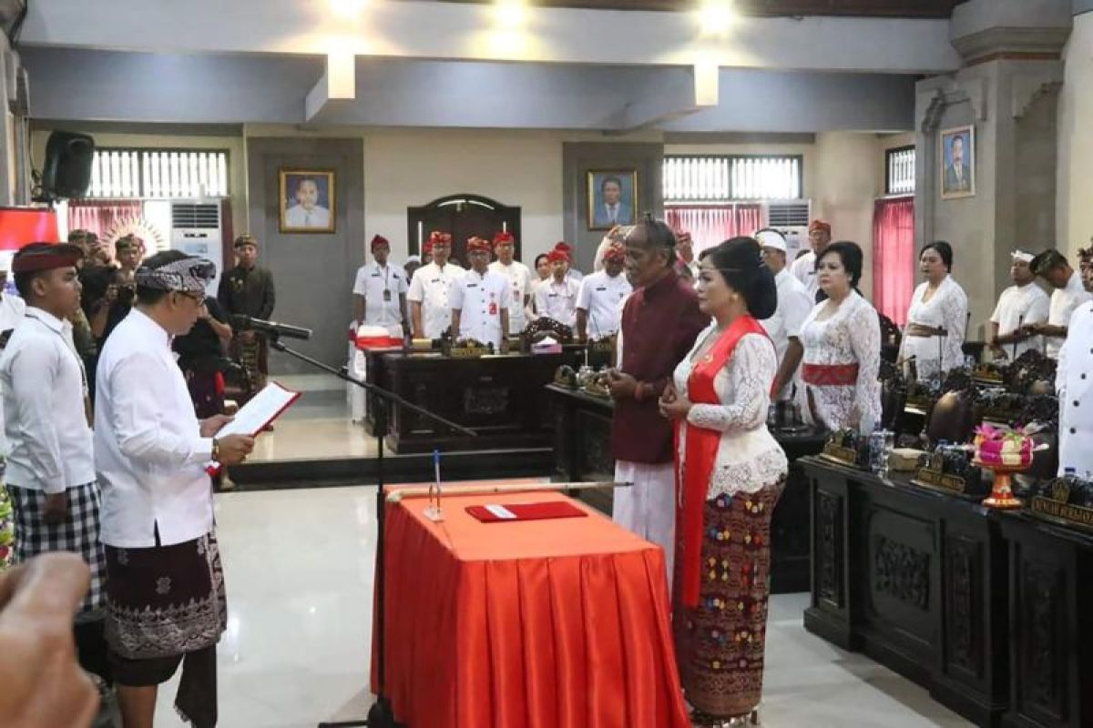 Anggota DPRD Tabanan PAW Rai Santini ucapkan sumpah dan janji jabatan