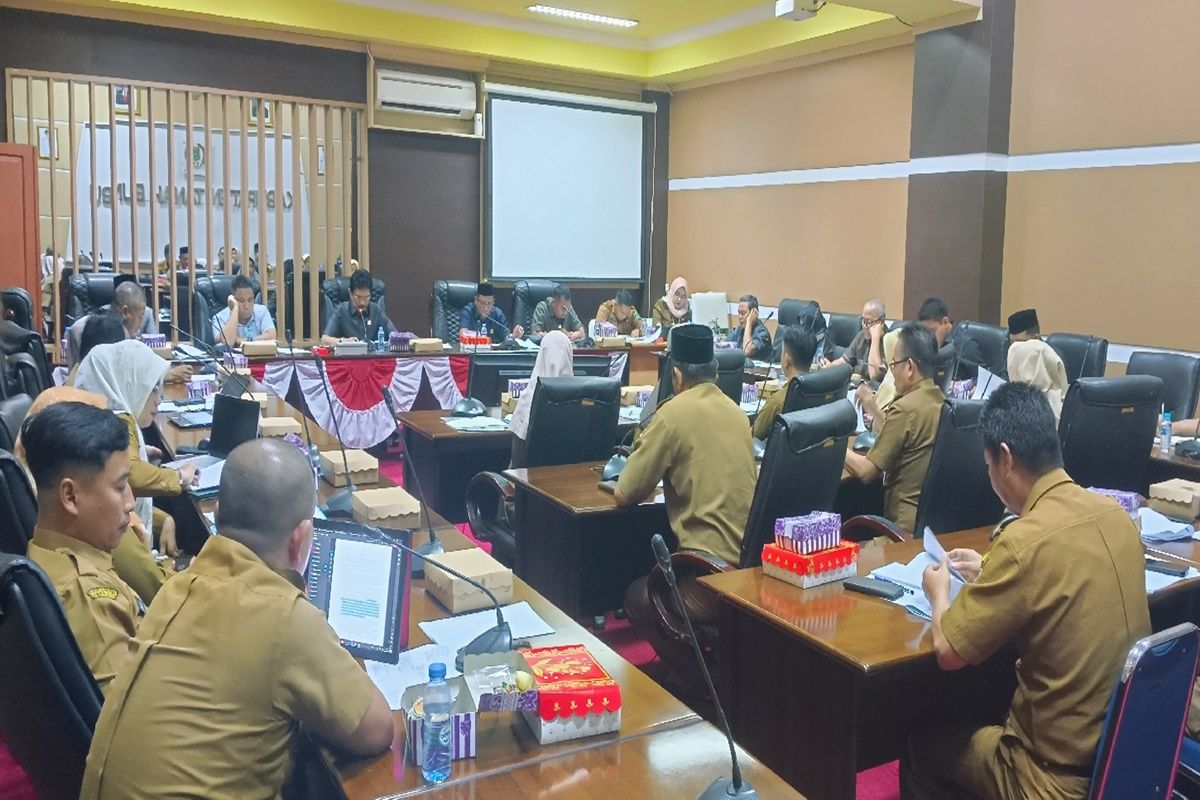 DPRD Tanah Bumbu terima usulan Raperda eksekutif