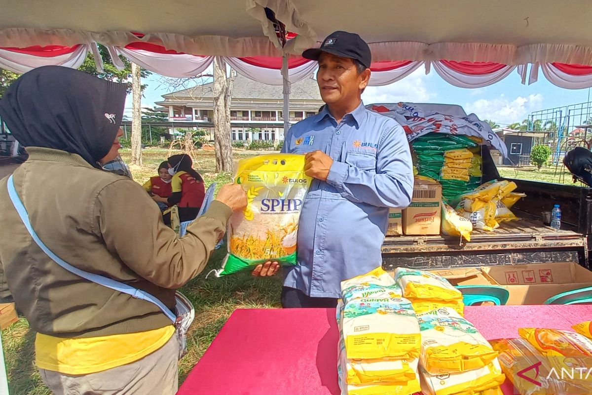 Perum Bulog distribusikan 1,5 ton beras SPHP di operasi pasar murah Disperindag Babel