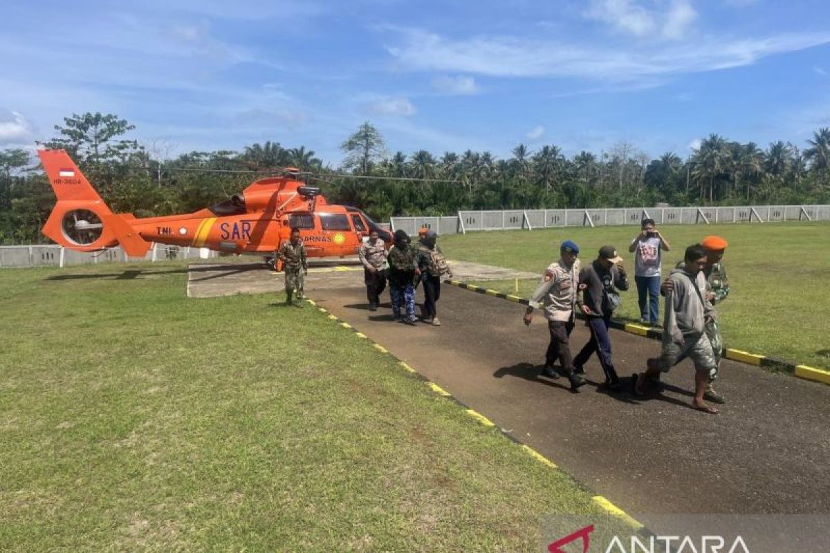 Tim SAR gabungan evakuasi seluruh nelayan dari bangunan bekas dermaga