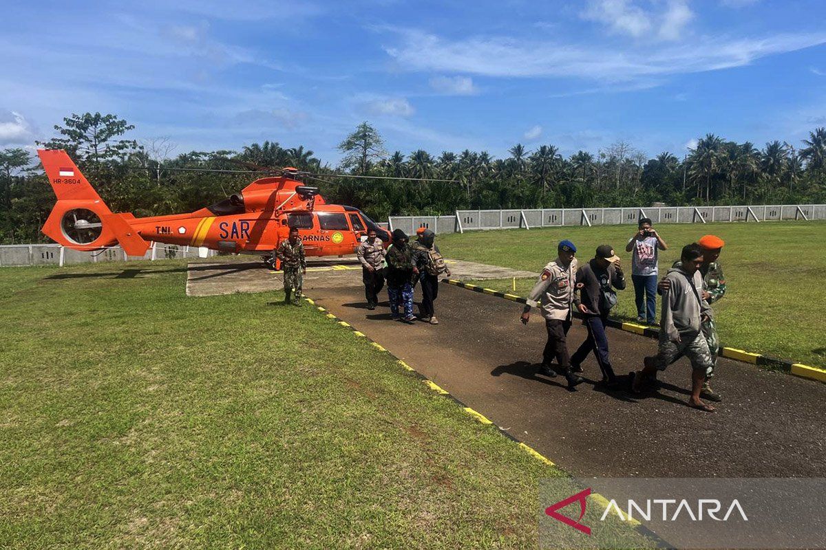 Tim SAR evakuasi seluruh nelayan dari bangunan bekas dermaga