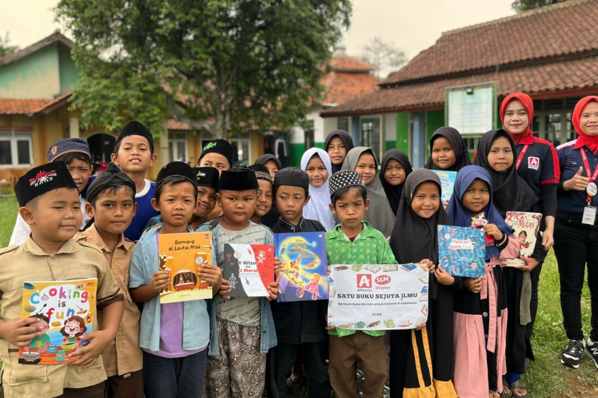 Dorong literasi anak, Alfamidi salurkan buku untuk 11 daerah