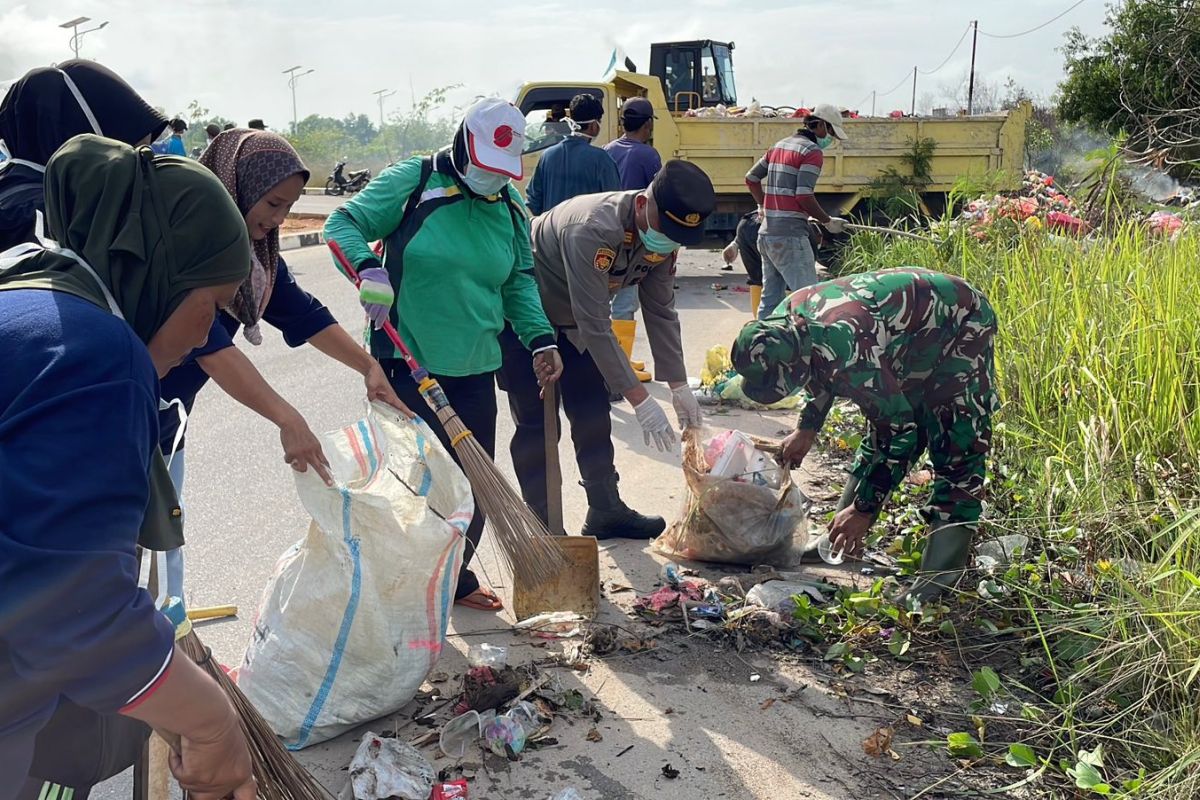 TNI-Polri dan masyarakat gotong royong bersihkan lingkungan Karimun