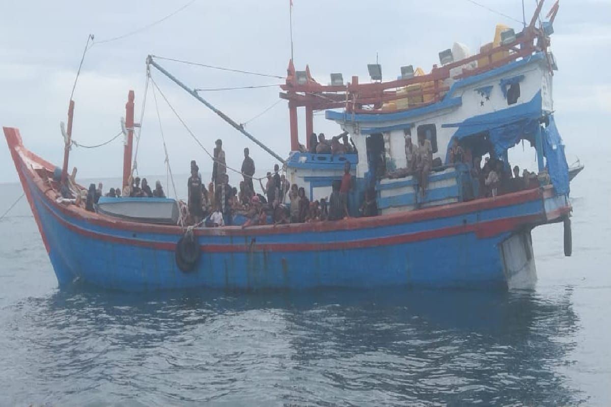 Kapal imigran Rohingya terombang-ambing di perairan Aceh