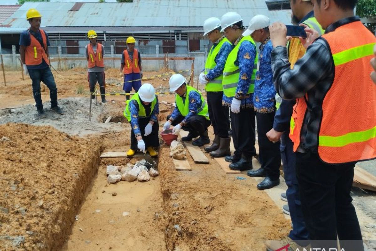 Pj Bupati Tabalong minta proyek rehab kantor Disbunnak bisa tepat waktu