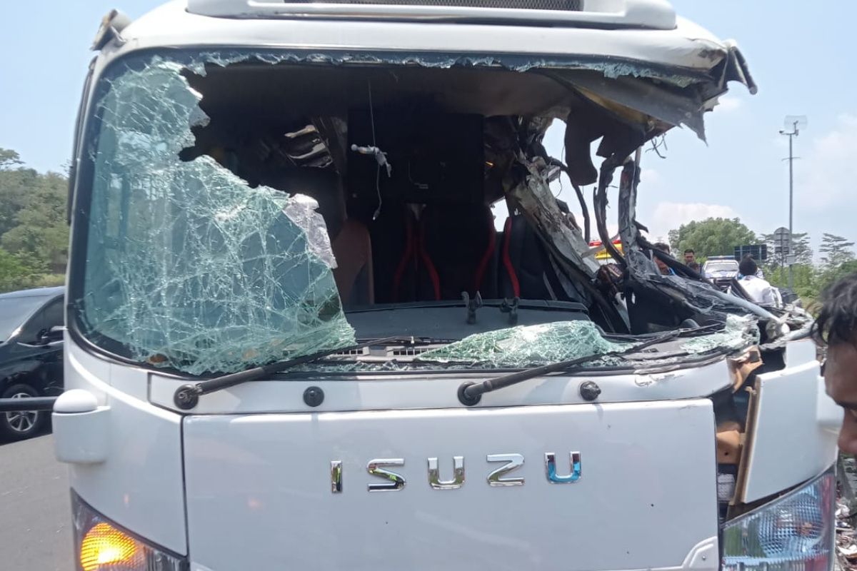 Empat tewas setelah minibus kecelakaan di Tol Semarang-Solo