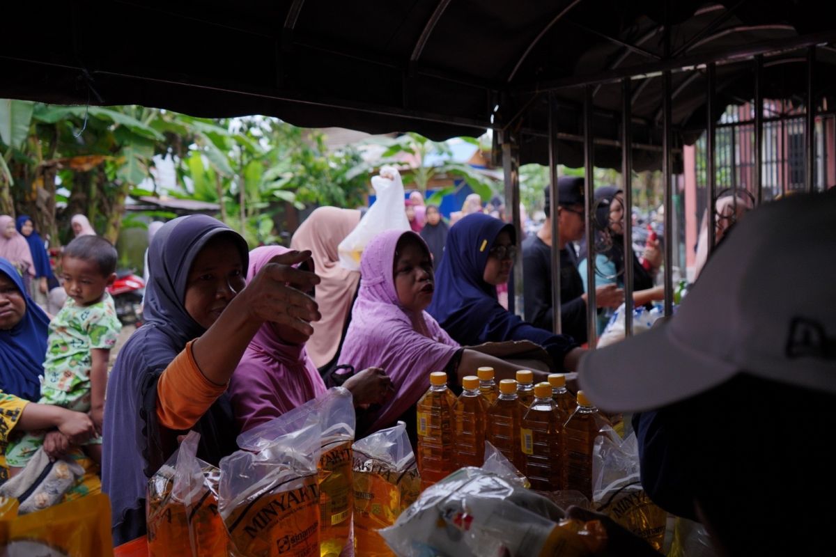 Warga Lampihong serbu pasar murah yang diadakan pemerintah