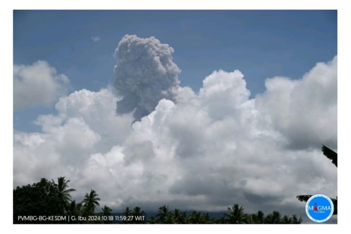 Gunung Ibu di Halbar keluarkan abu teramati setinggi 1,5 km