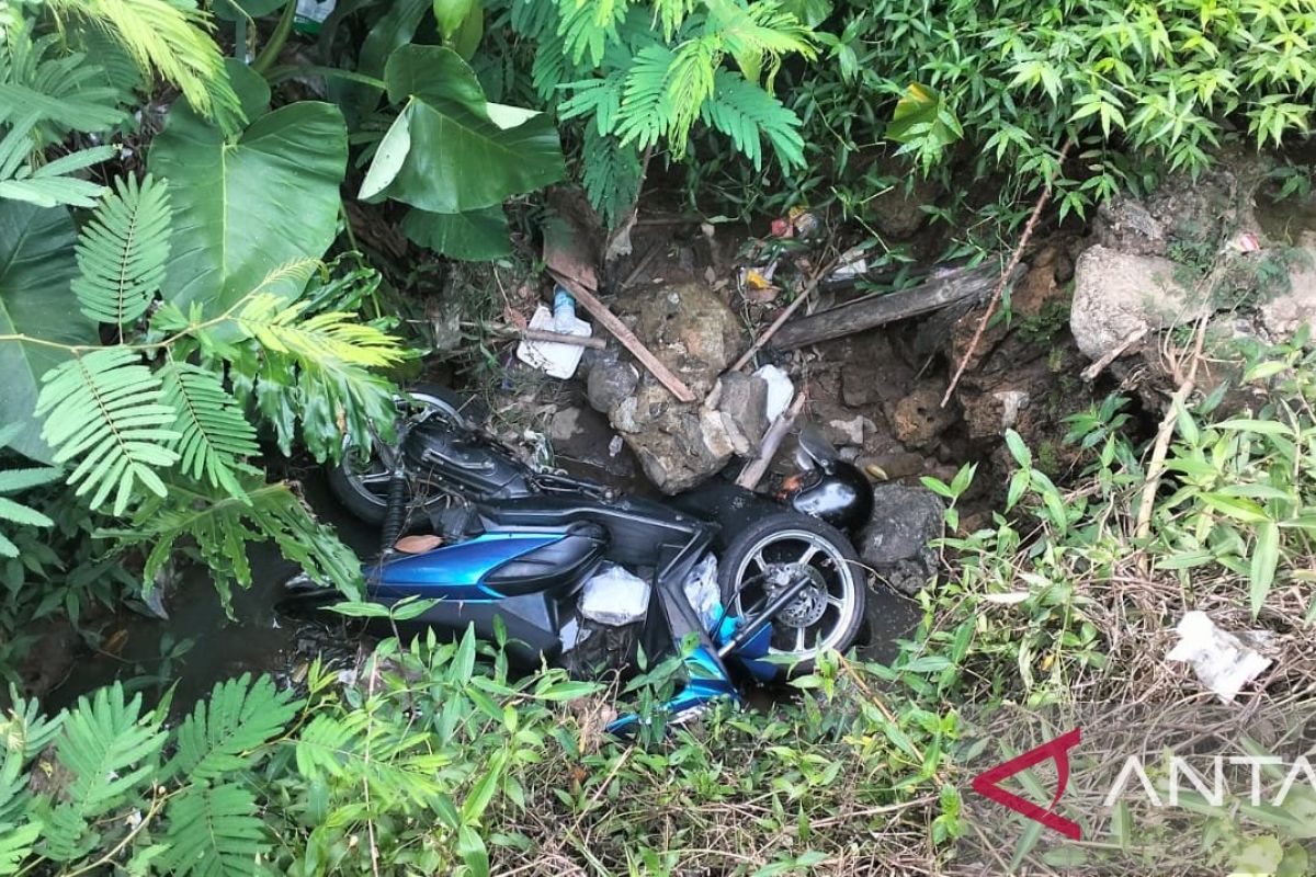 Warga Sukabumi temukan jasad seorang perempuan tertindih motor di parit