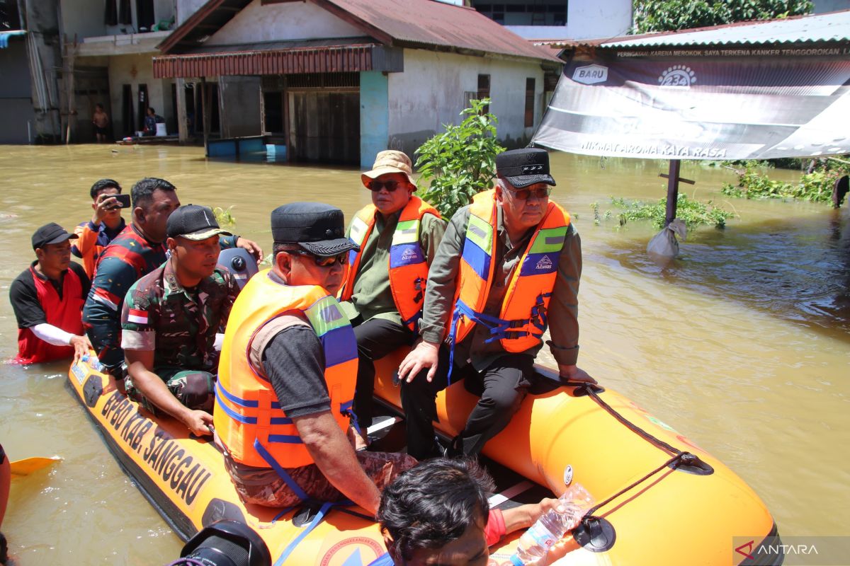 231 warga mengungsi akibat banjir di Desa Sosok