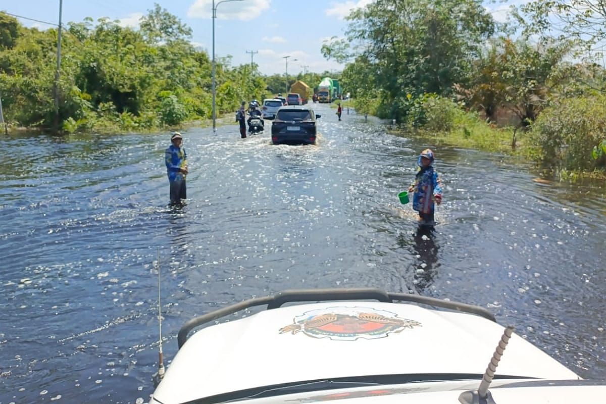 Kendaraan bisa lewati jalan terendam banjir di Teluk Bakung