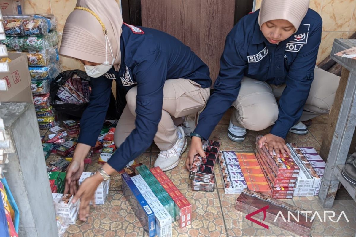 Ribuan bungkus rokok ilegal dari sejumlah toko di Kota Bogor disita petugas