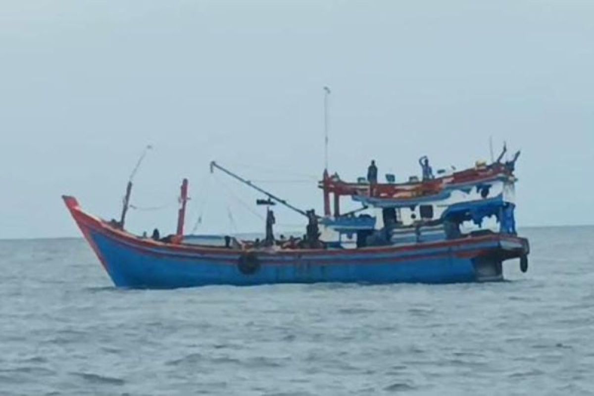 Kapal etnis Rohingya terombang-ambing di Perairan Aceh Selatan