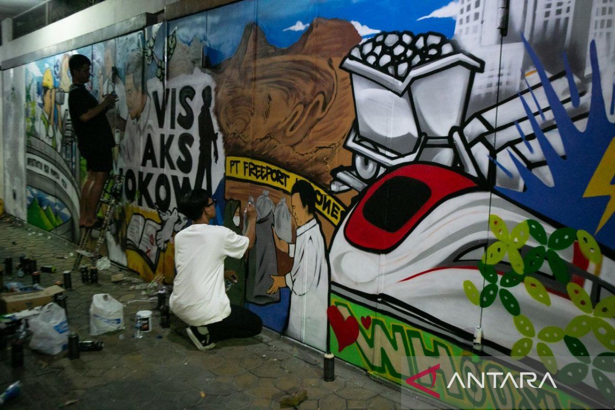 Anak muda Solo menyambut kepulangan Jokowi dengan seni mural