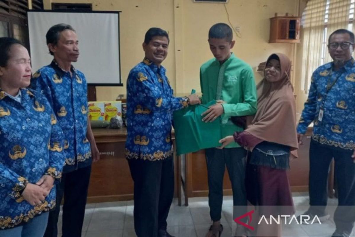 Dinsos Kota Solok serahkan bantuan untuk 50 orang disabilitas