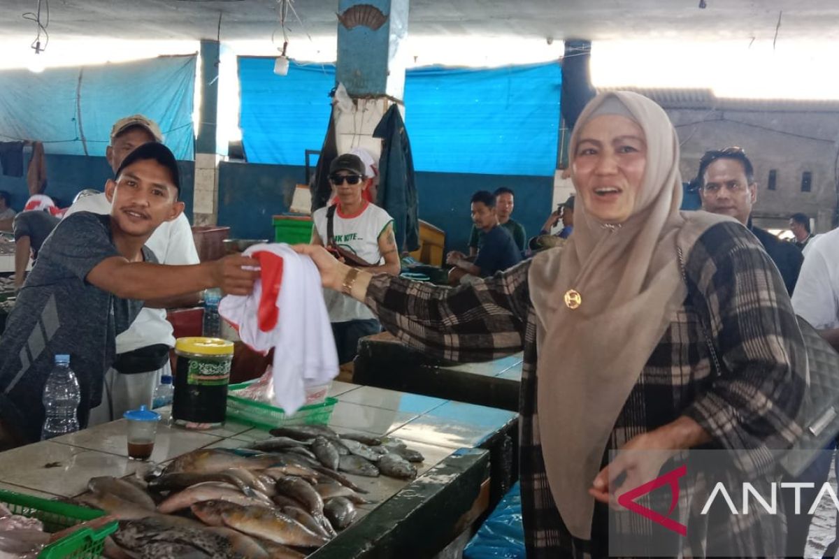 Cawagub Babel Hellyana blusukan ke pasar Tanjung Pandan