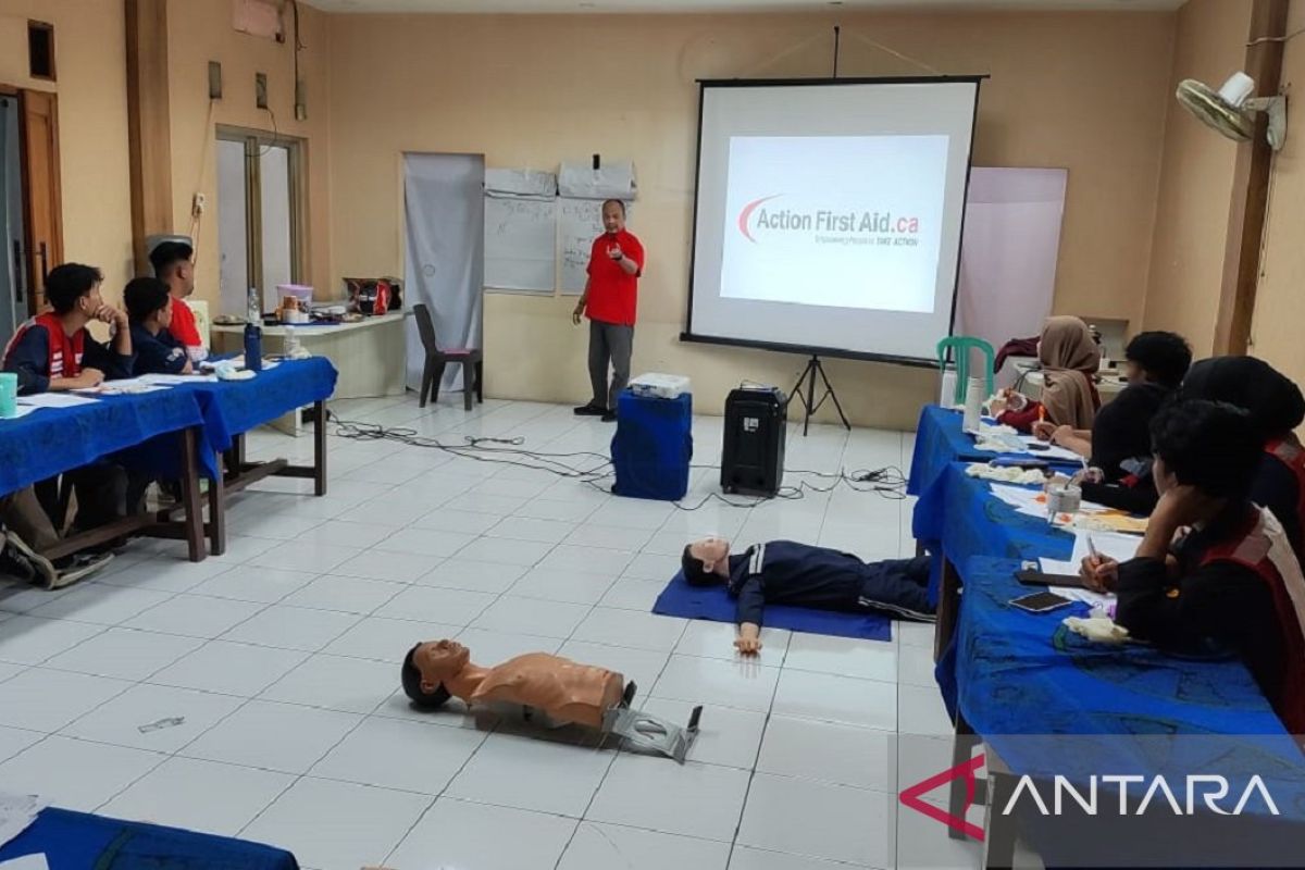 Sejumlah relawan PMI Sukabumi diberi pelatihan pertolongan pertama