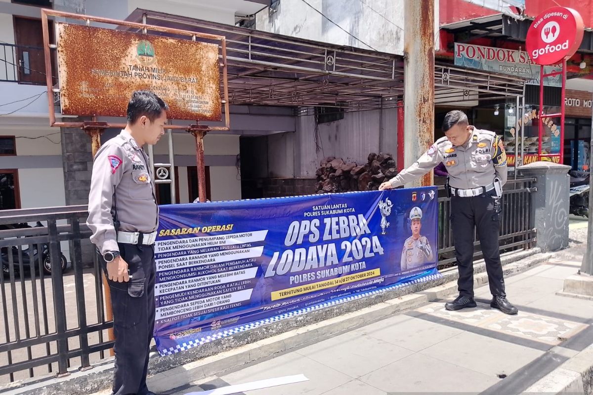 Polres Sukabumi Kota pasang puluhan spanduk sosialisasi Operasi Zebra Lodaya 2024