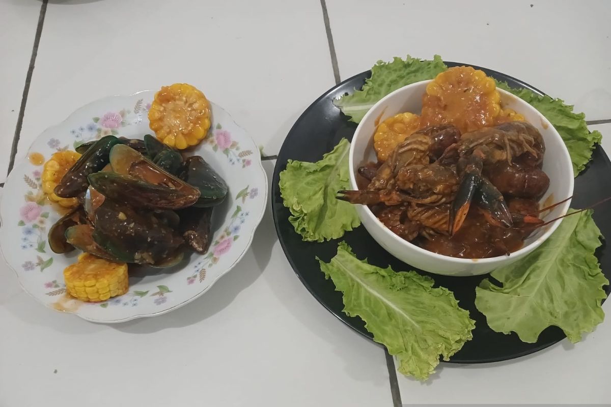 Nikmatnya sensasi lobster kaya bumbu di Senja Seafood