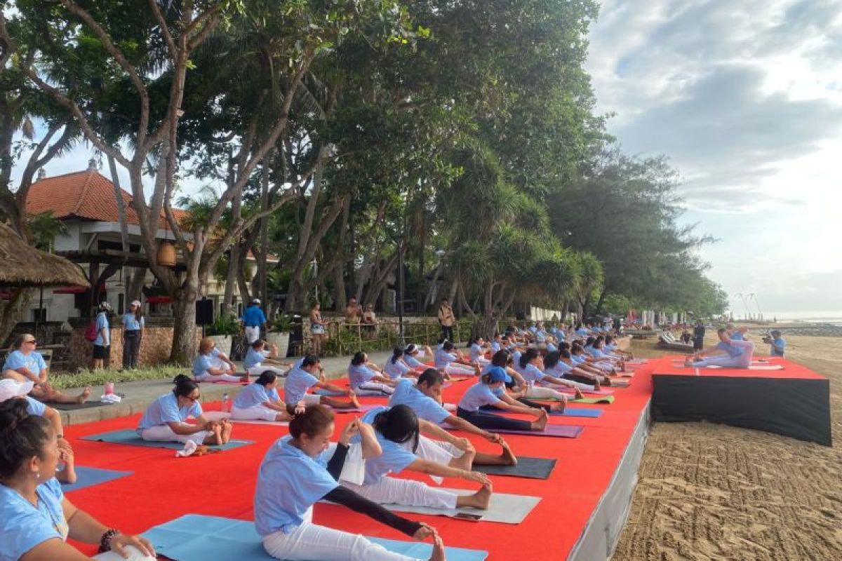 Sanur Festival tarik puluhan peserta ikut yoga di pantai