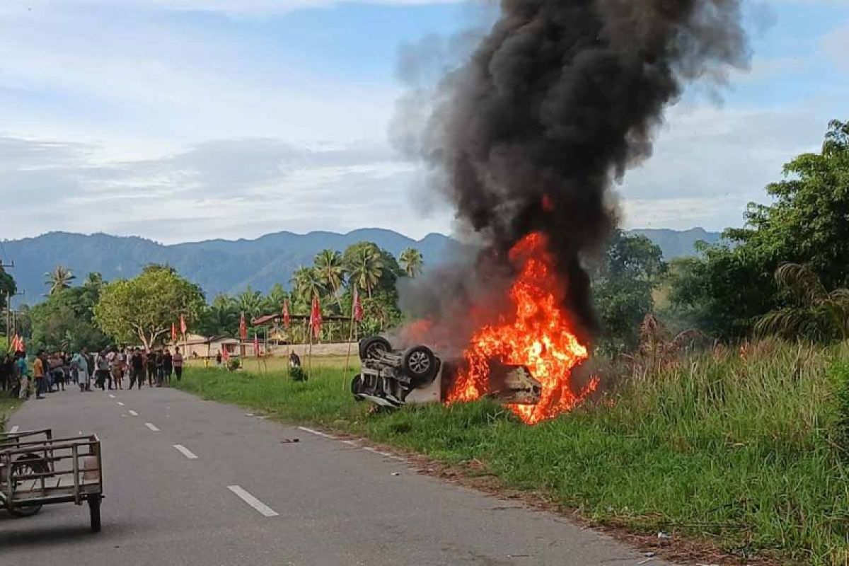 Tiga terduga pencuri sepeda motor diamuk massa