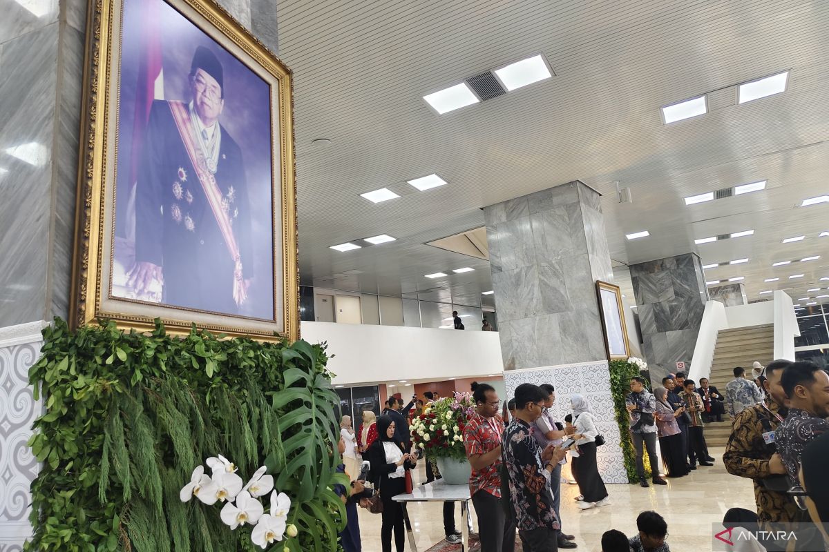 Jelang pelantikan presiden,Gedung Parlemen dihiasi ornamen bunga