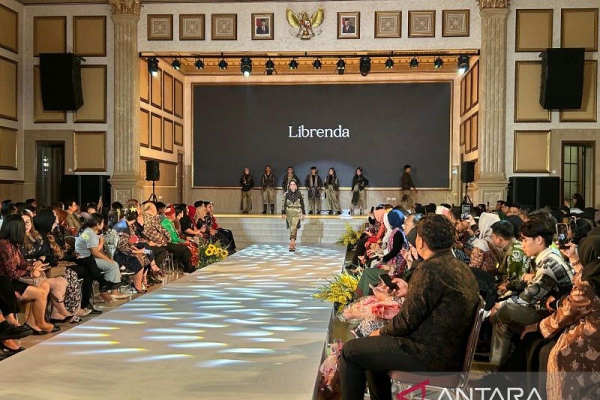 Jambi Fashion Society kolaborasi pamerkan busana karya desainer muda