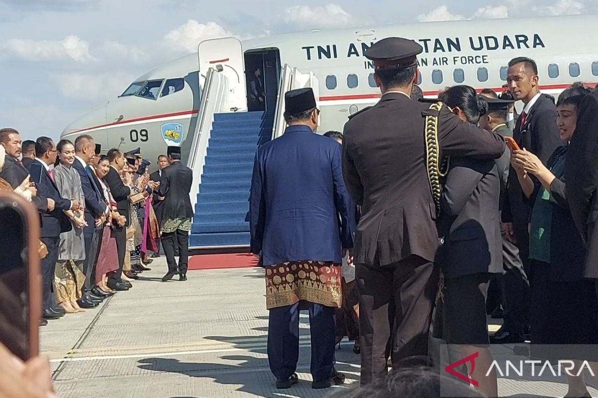 Wanita 'kebal Paspampres' menangis lepas Jokowi pulang ke Solo