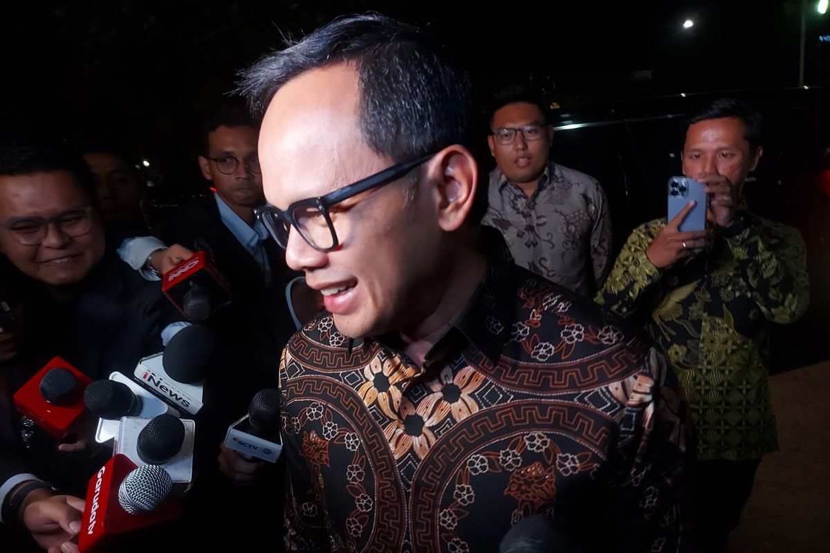 Calon menteri Prabowo kenakan batik cokelat tua