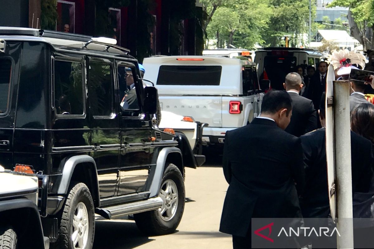 Prabowo naik MV3 Garuda buatan Pindad lanjutkan perjalanan ke Istana