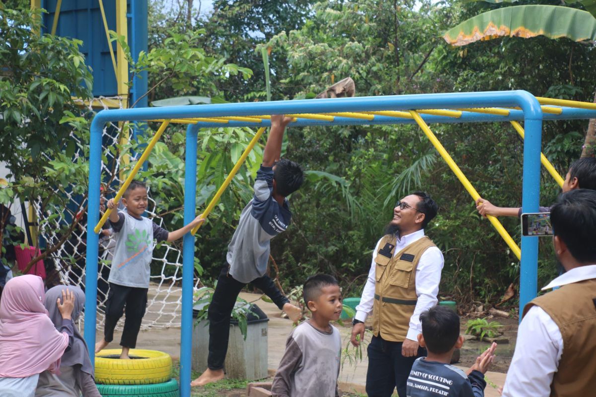 PLN serahkan bantuan TJSL sarana pendidikan, dukung pembelajaran aktif di sekolah alam