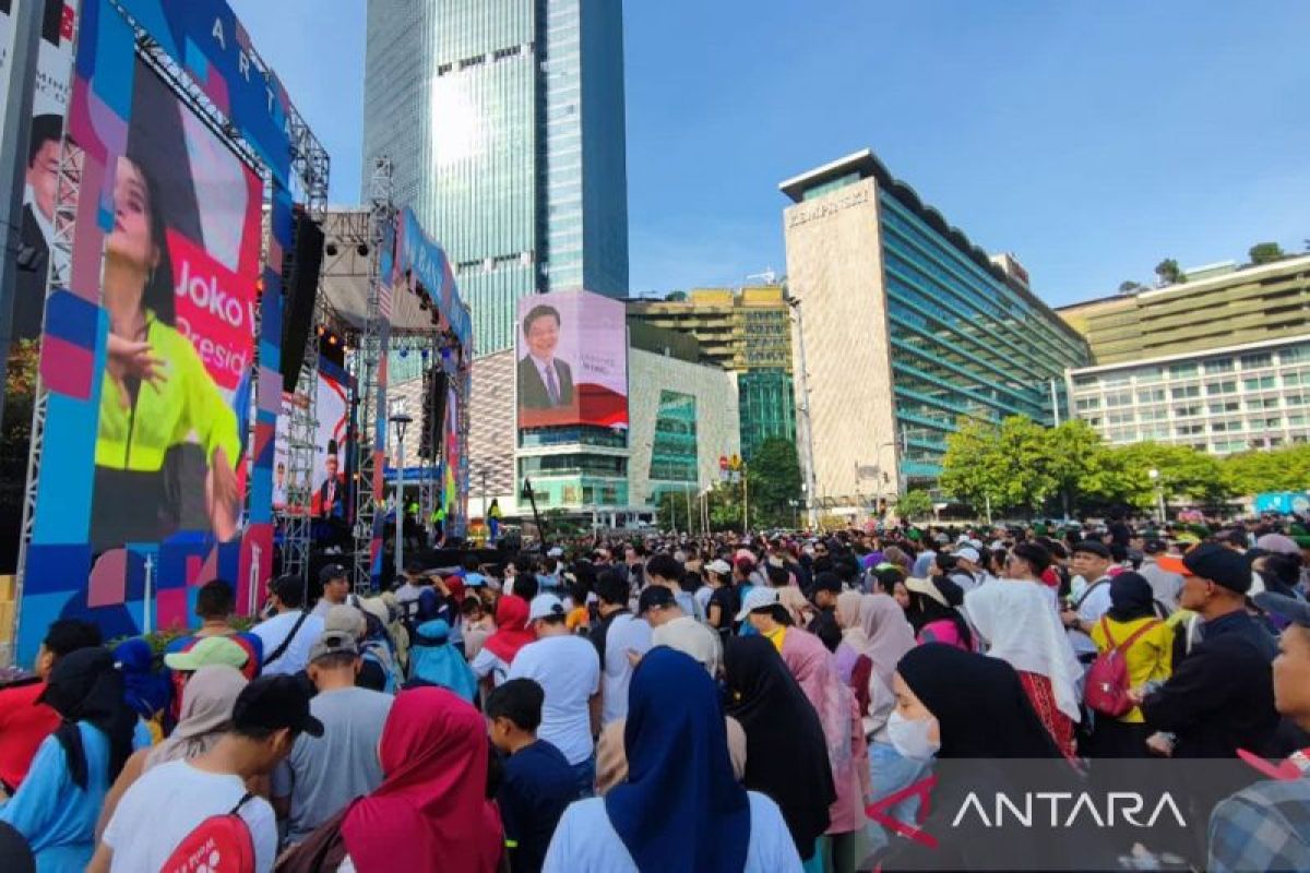 Jelang pelantikan presiden, ribuan warga padati Bundaran HI