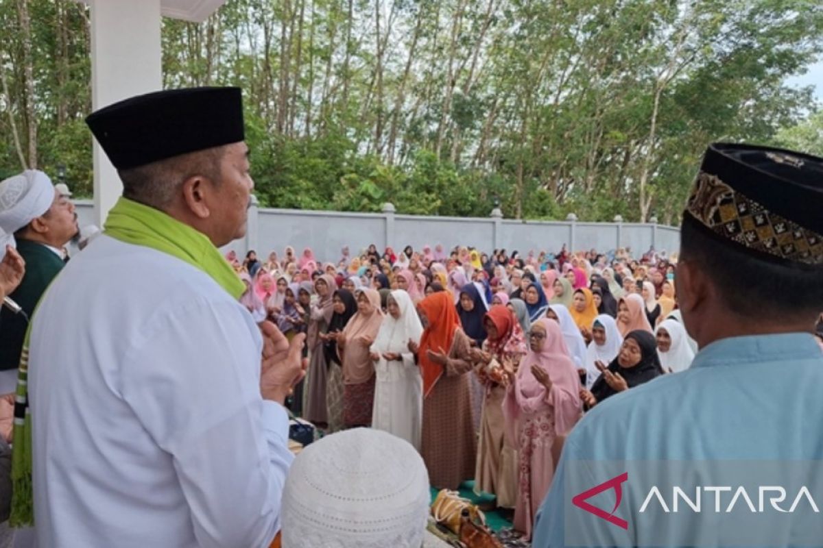 Saipullah bersama ribuan jamaah pengajian Puncak Barokah doakan Prabowo - Gibran