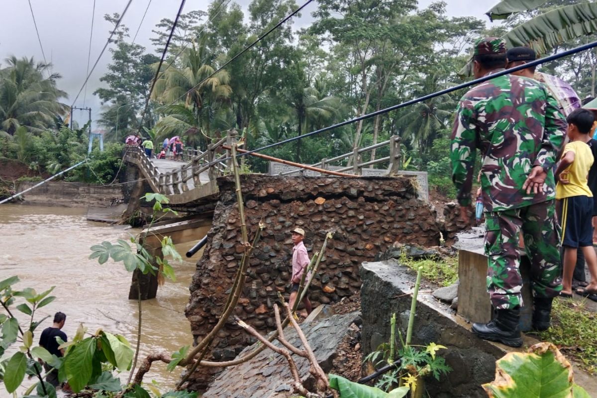 Banjir dan longsor landa sejumlah wilayah di Trenggalek Jatim