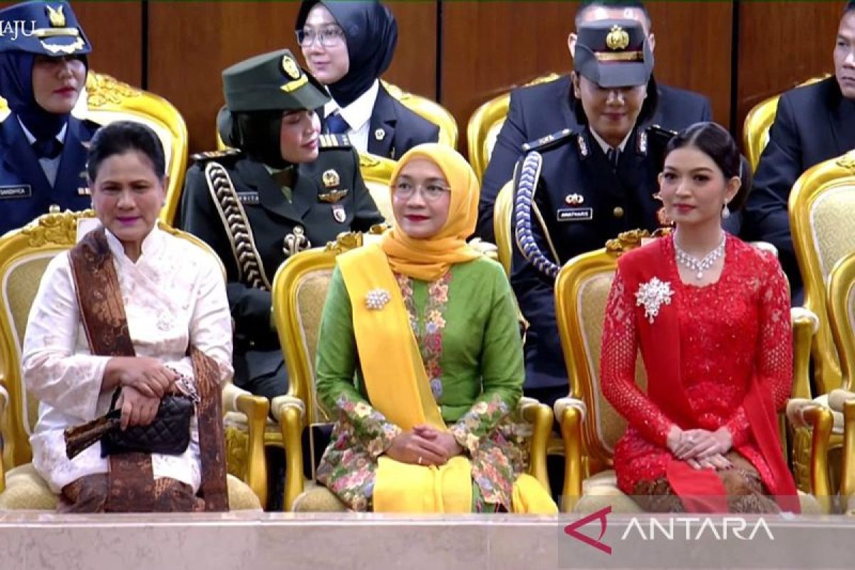 Kebaya "Merah Putih" Selvi Ananda dan Iriana simbolkan cinta Indonesia