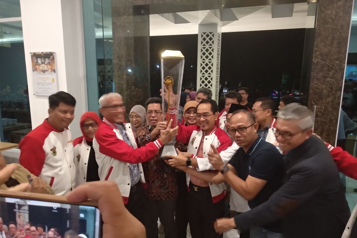 Rektor Unhas terharu bawa piala Pimnas ke luar Pulau Jawa setelah 37 tahun