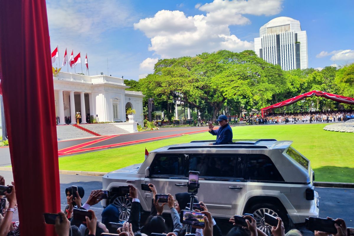 Prabowo tiba di Istana dengan mobil Garuda putih berpelat Indonesia-1