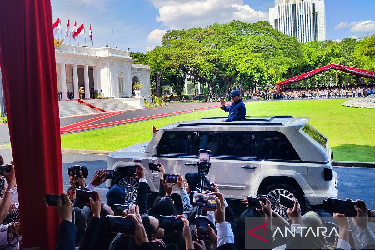 Prabowo tiba di Istana dengan mobil Garuda putih berpelat Indonesia-1