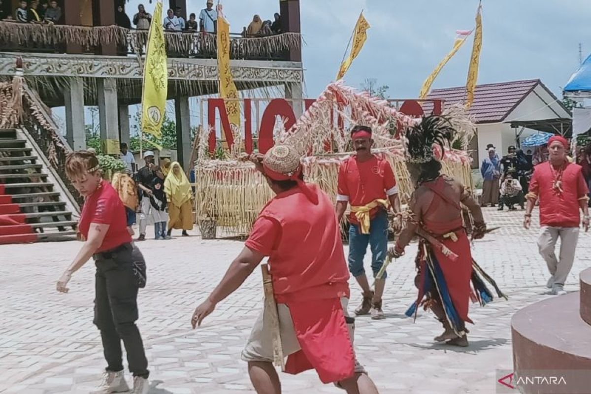 Kabupaten Penajam bersih-bersih kampung  dalam Pesta Belian Nondoi