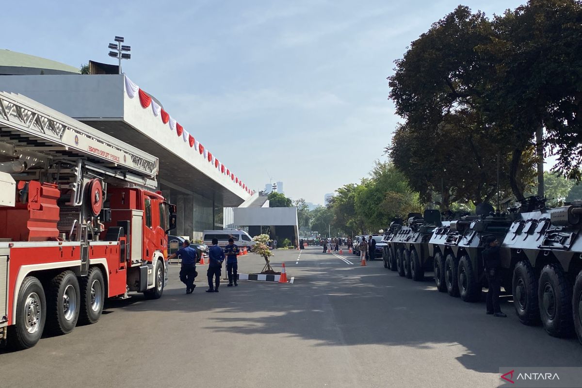 Deretan kendaraan taktis hingga damkar siaga di Gedung DPR