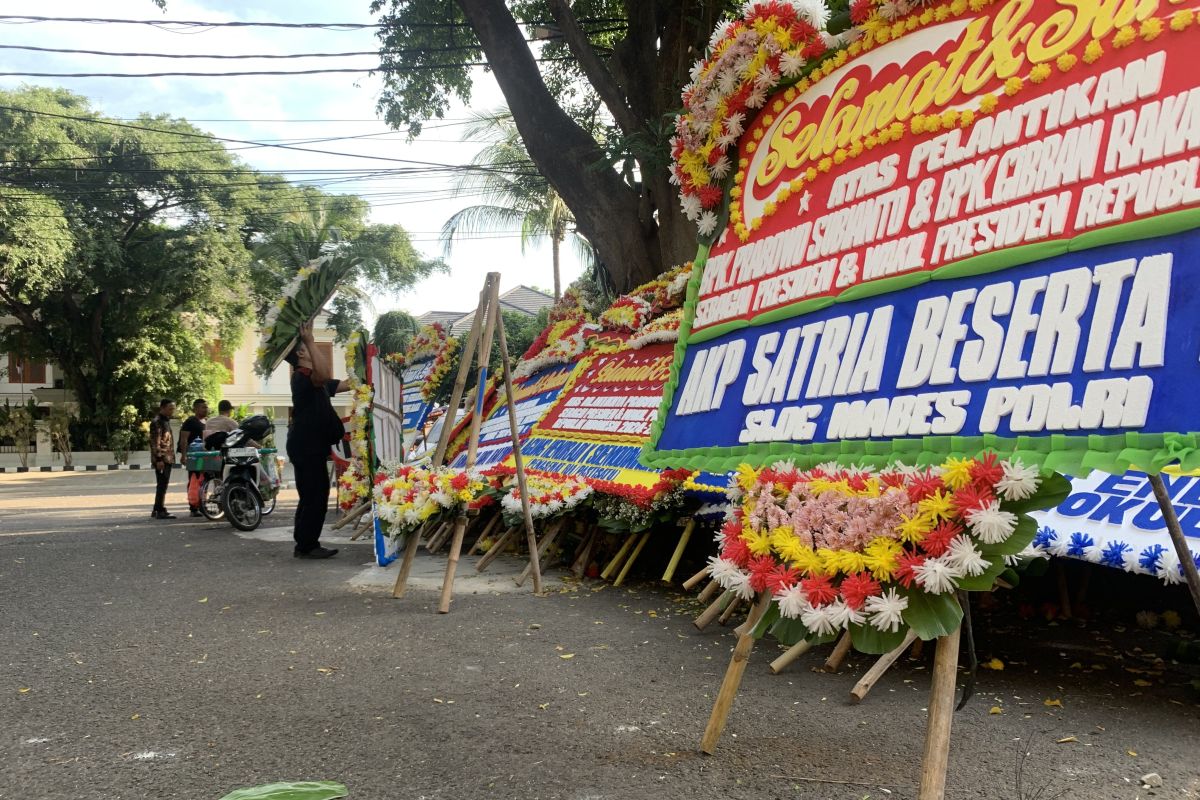 Karangan bunga terus berdatangan ke kediaman Prabowo Subianto