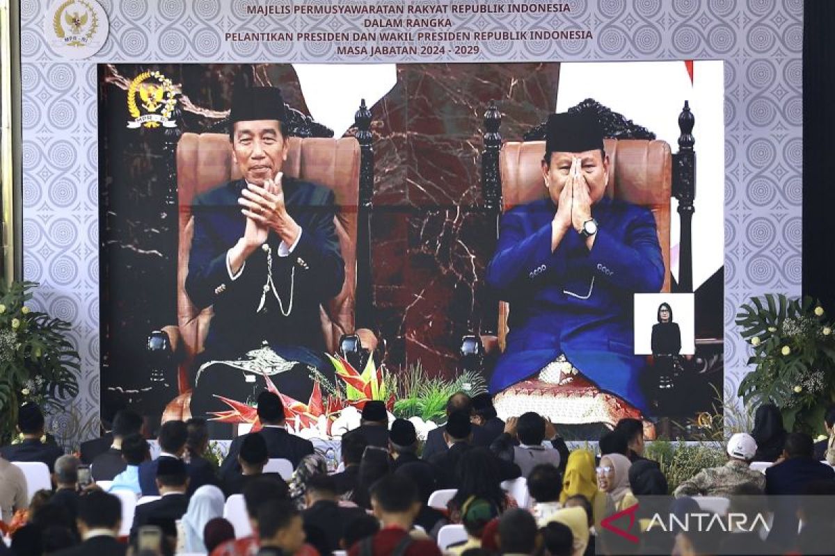 Warga nonton bareng pelantikan Presiden dan Wakil Presiden